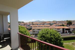 uma varanda com vista para a cidade em ERREPIRA AVEC LES CLES DE SAINT JEAN DE LUZ em Ciboure