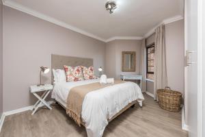 Un dormitorio blanco con una cama grande y una ventana en Beacon Wharf , George Hay 1 Holiday Accommodation, en Mossel Bay