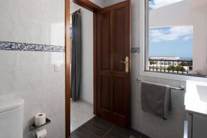 Koupelna v ubytování Comfortable and modern apartment next to the Avenida central in Tías