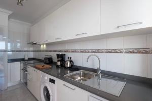 Kuchyň nebo kuchyňský kout v ubytování Comfortable and modern apartment next to the Avenida central in Tías
