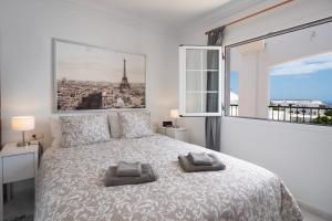 Postel nebo postele na pokoji v ubytování Comfortable and modern apartment next to the Avenida central in Tías