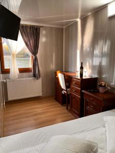 Postel nebo postele na pokoji v ubytování Tiena Hotel Plutitor