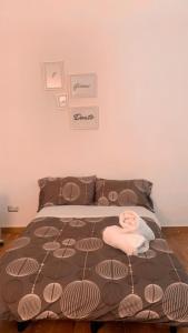 1 dormitorio con 1 cama con 2 toallas en I Gironi di Dante, en Nápoles