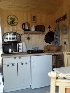 Ett kök eller pentry på Schäferwagen auf'm Minibauernhof in Munster