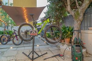 Jízda na kole v ubytování Casa Mirko - B & B con stazione ricarica auto elettriche parcheggio privato auto moto biciclette nebo okolí