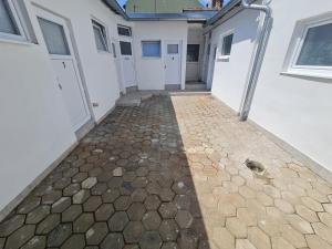 un pasillo vacío de una casa con suelo de piedra en Budget Apartment LeLo Center1, en Osijek