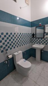 uma casa de banho com um WC e um lavatório em HOTEL HIMALAYAN FOXHOLE em Chakrāta