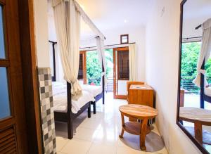 Postel nebo postele na pokoji v ubytování Batik Sekar Bali Guest House