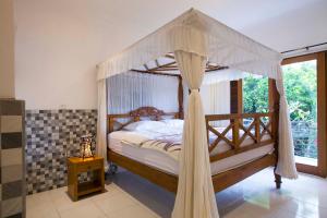 Postel nebo postele na pokoji v ubytování Batik Sekar Bali Guest House
