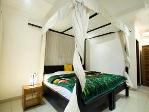 Postel nebo postele na pokoji v ubytování Batik Sekar Bali Guest House