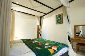 Postel nebo postele na pokoji v ubytování Batik Sekar Bali Guest House
