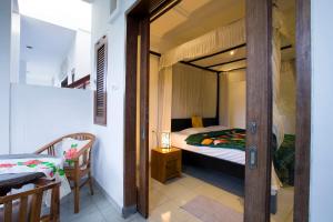 Postel nebo postele na pokoji v ubytování Batik Sekar Bali Guest House