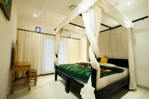 Postel nebo postele na pokoji v ubytování Batik Sekar Bali Guest House
