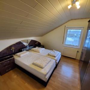 um quarto com 2 camas e uma grande janela em Gerlinde em Usingen
