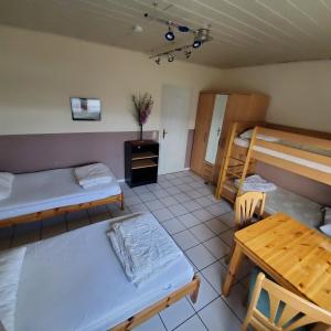 Zimmer mit 2 Etagenbetten und einem Tisch in der Unterkunft Gerlinde in Usingen