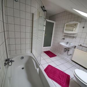 Gerlinde في Usingen: حمام أبيض مع حوض ومغسلة
