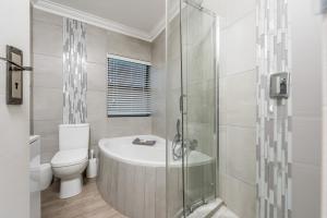 Un baño con ducha, lavabo e inodoro. en Beacon Wharf , George Hay 3 Holiday Accommodation, en Mossel Bay 26 fotos más