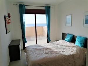 A bed or beds in a room at MH28 - 2 Bedroom apartment, stunning sea views, large terraces in Isla Plana, Puerto de Mazarron Még 8 kép