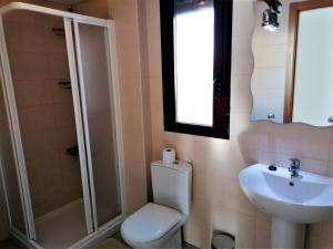 A bathroom at MH28 - 2 Bedroom apartment, stunning sea views, large terraces in Isla Plana, Puerto de Mazarron