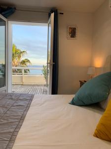 um quarto com uma cama e vista para o oceano em RESIDENCE LE 360 em La Ciotat