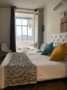 um quarto com uma cama grande e uma janela em RESIDENCE LE 360 em La Ciotat