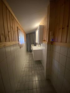 mała łazienka z umywalką i toaletą w obiekcie Morgedal Lavvo Camping w mieście Morgedal