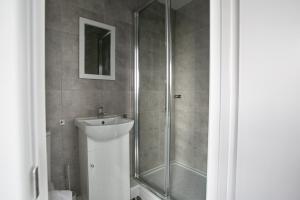 Ett badrum på Large Property & Contractors & Families & Garden & En-Suite