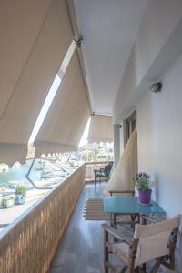 Imagen de la galería de Nina's cozy apartment in Mikrolimano, en Pireo