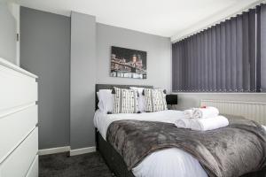 Postel nebo postele na pokoji v ubytování Large Property & Contractors & Families & Garden & En-Suite