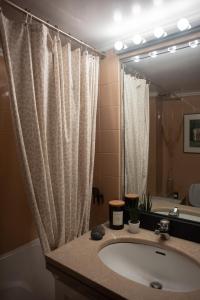 Nina's cozy apartment in Mikrolimano tesisinde bir banyo