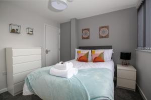 A bed or beds in a room at Large Property & Contractors & Families & Garden & En-Suite