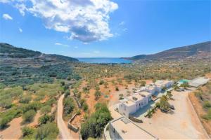 una vista aérea de un edificio con una carretera y árboles en Ktima Vrisiana, en Platis Yialos Sifnos