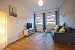 sala de estar con sofá azul y TV en HejU - Parking - Kitchen - Netflix - Kingsize Bett en Lübeck