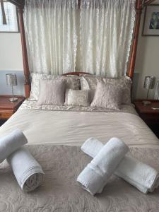 een bed met kussens en handdoeken erop bij Riversvale Hotel in Blackpool