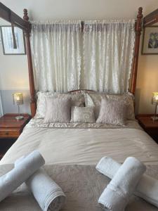 een bed met witte dekens en kussens erop bij Riversvale Hotel in Blackpool