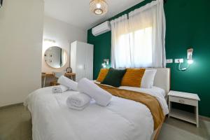 Fotografie z fotogalerie ubytování YalaRent Valley view Boutique cottages with Pool v destinaci Merhavyāh