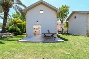 Fotografie z fotogalerie ubytování YalaRent Valley view Boutique cottages with Pool v destinaci Merhavyāh