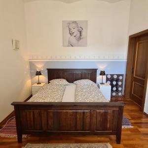 1 cama grande en una habitación con 2 lámparas en Weingut Martinshof, en Sankt Ulrich