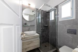 Et badeværelse på Eutuxia Rooms & Studios + 44 billeder