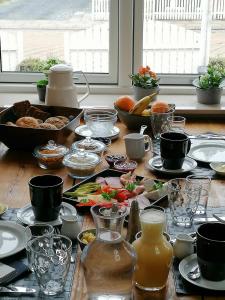 una mesa cubierta con platos y tazones de comida en Gjern B&B, en Gjern