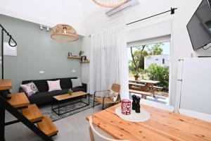 Fotografie z fotogalerie ubytování YalaRent Valley view Boutique cottages with Pool v destinaci Merhavyāh