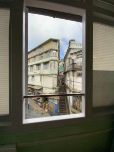 una ventana con vistas a una calle de la ciudad en Basnet Apartment en Darjeeling