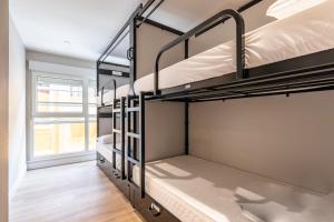 Uma ou mais camas em beliche em um quarto em Uri Hostel Bilbao Rooms BBI00060 Self check in