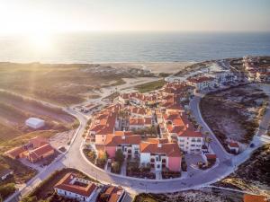 een luchtzicht op een woonwijk naast de oceaan bij Stunning Sea View Apartment Praia D'El Rey in Casal da Lagoa Seca