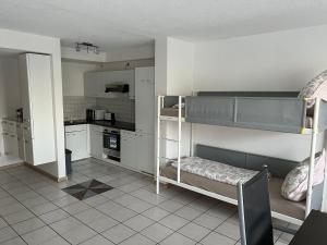 eine Küche mit einem Etagenbett in einem Zimmer in der Unterkunft Victoria Appartement in Kappel-Grafenhausen