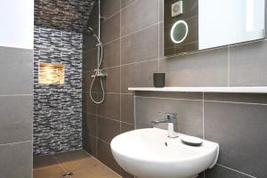 un bagno con lavandino e doccia di Ultra Modern, Stylish Apartment Next To Princes St a Edimburgo Altre 10 foto