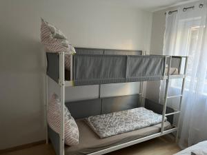 カッペル・グラーフェンハウゼンにあるVictoria Appartementの二段ベッド2組(枕付)が備わる客室です。