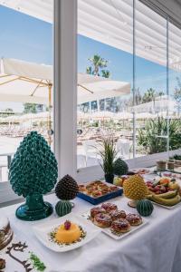 un tavolo con un buffet di cibo sopra di Mangia's Himera Resort a Campofelice di Roccella