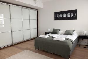 1 dormitorio con 2 camas y paredes blancas en 2ndhomes Cozy Courtyard home with Sauna in Kruununhaka, en Helsinki