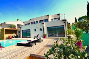 a house with a swimming pool in front of it at Havre de paix, vue pano, terrasse, piscine, nature. in Limoux